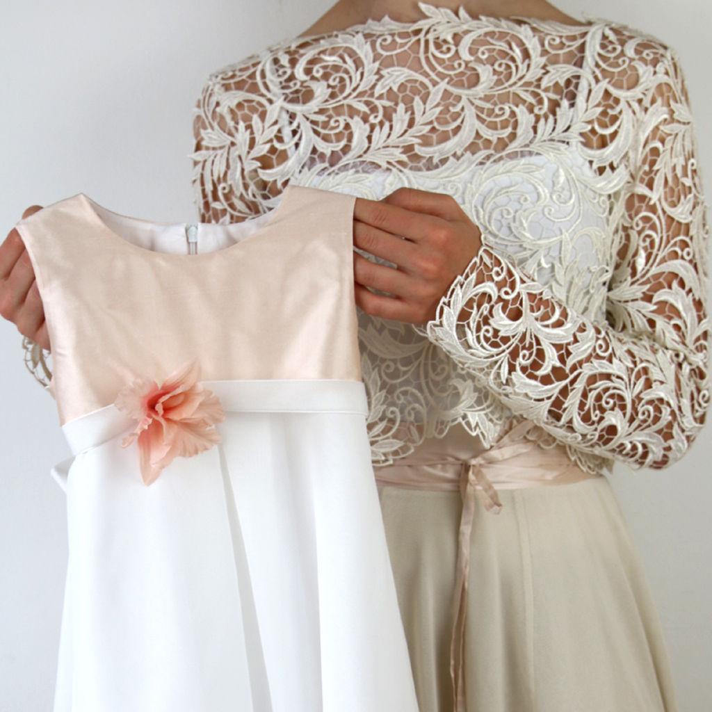 rosé Mädchenkleid für die Taufe oder Hochzeit als Blumenmädchenkleid. Localbrand aus München für schlichte natürliche Brautkleider und Festkleider 
