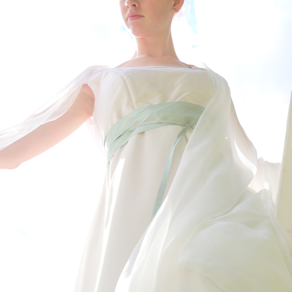 weißes Seidenkleid für deine Hochzeit in der Schwangerschaft.
Münchener Label ma-eins fertigt schöne natürliche Brautkleider an.