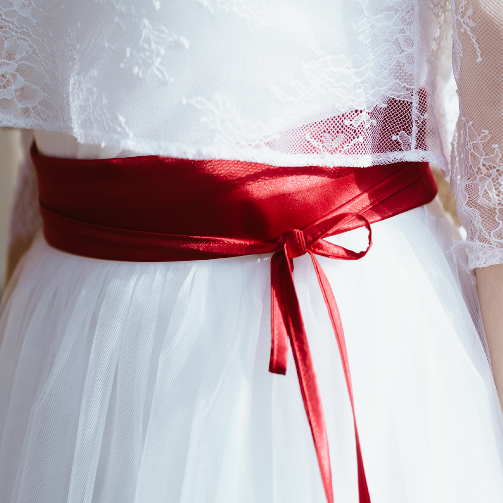 roter Brautkleid Gürtel zum schneeweißen Hochzeitskleid. Natürliche Brautkleider aus München.