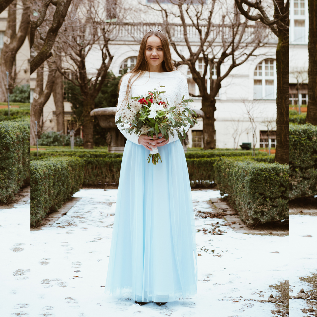 Winterhochzeit 2020 mit hellblauem Tüllrock und Brautpullover in ivory.
Das münchener Label ma-eins fertigt schlichte Brautzweiteiler für deine Hochzeit