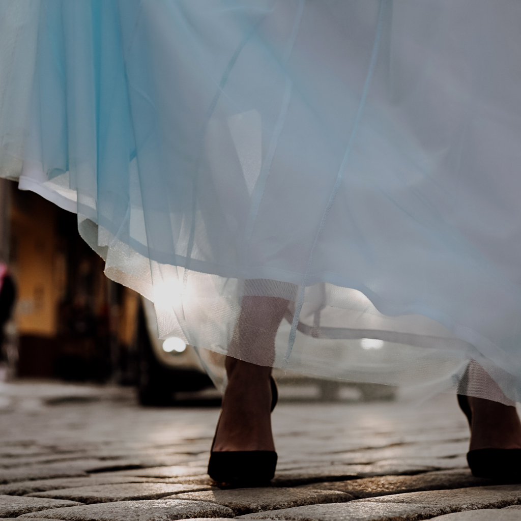 Wadenlanger Tüllrock zur Hochzeit.
Standesamtkleider zur Winterhochzeit 2020 als Brautzweiteiler