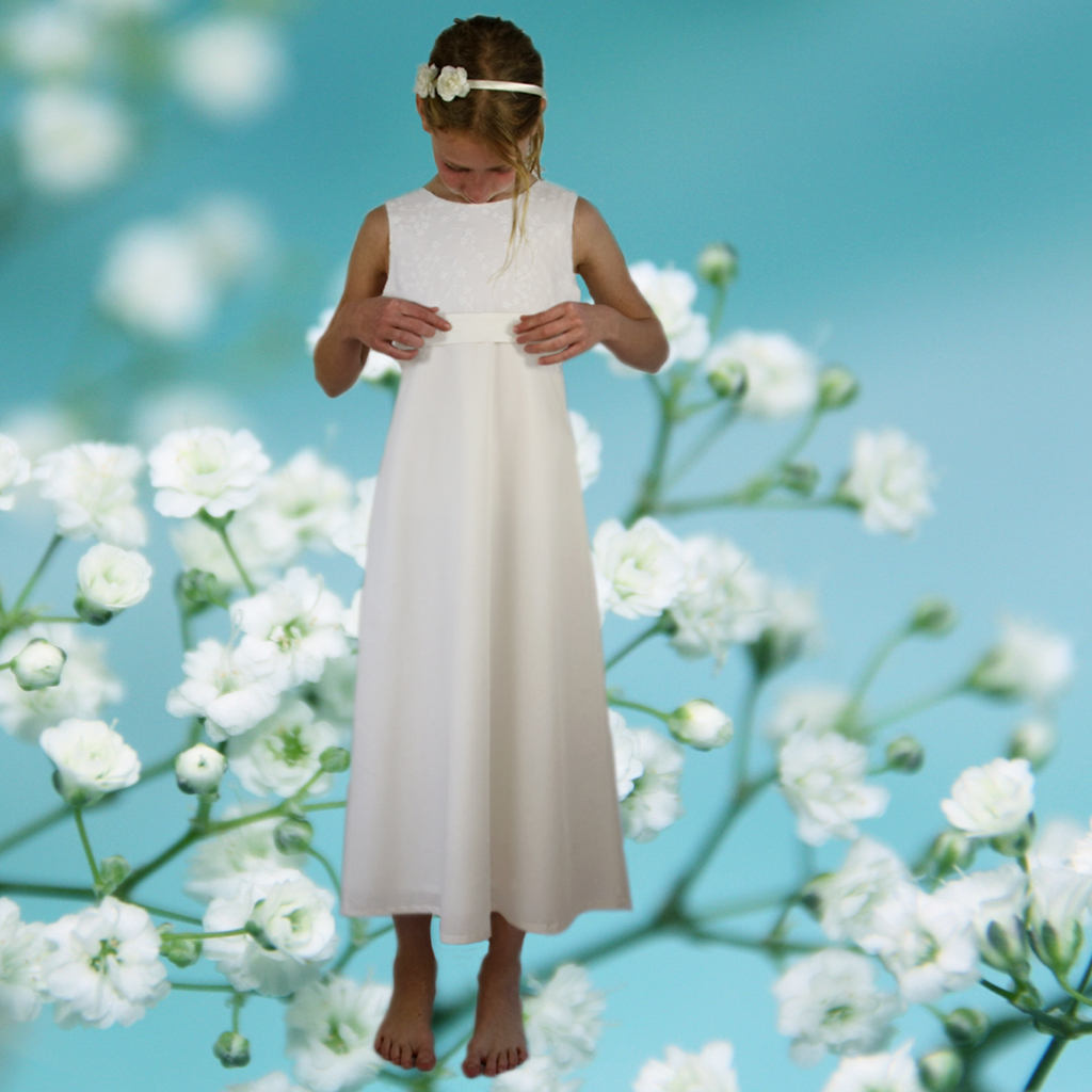 lange weiße und elegante Mädchenkleider für die Kommunion. Einfache Bestellung und persönliche Anfertigung.
