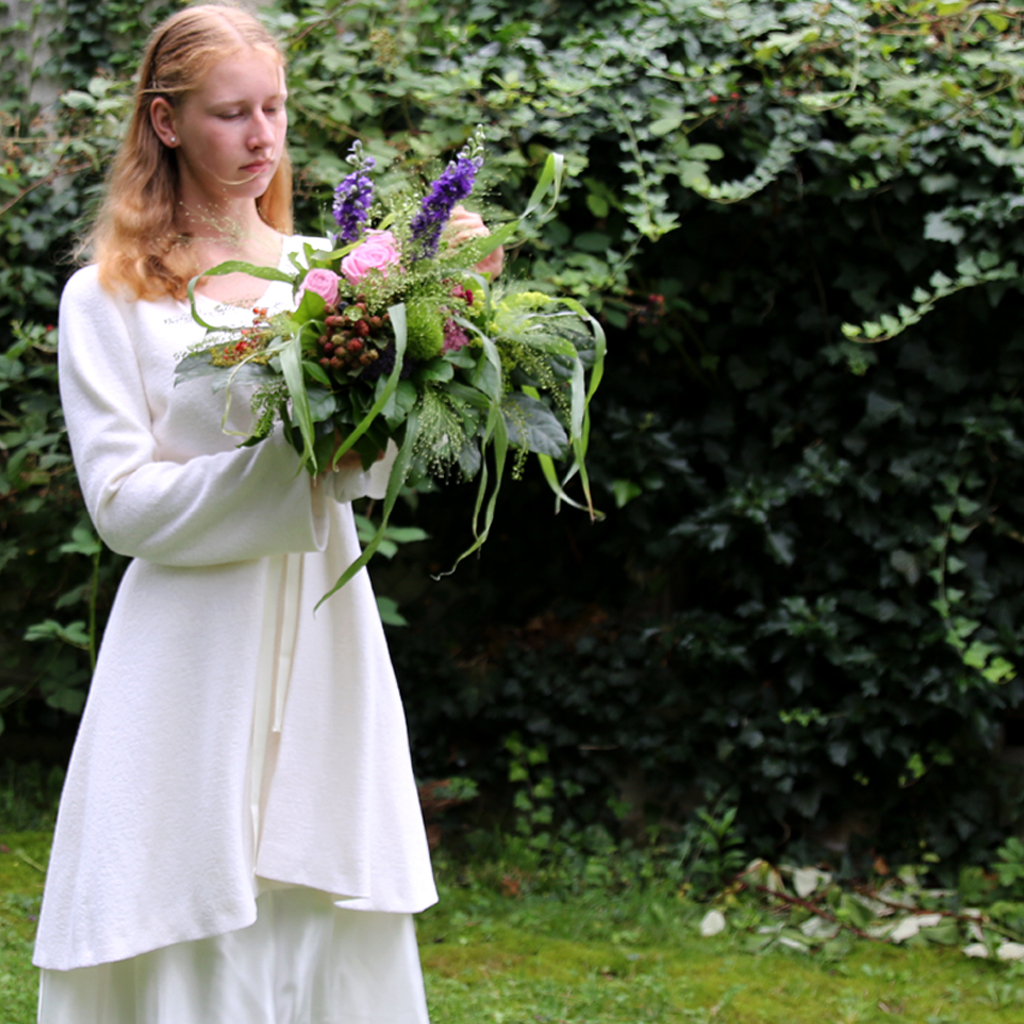 Brautmantel für die winterhochzeit. Brautmodenlabel ma-eins fertigt natürliche und schlichte Hochzeitskleider in München.
