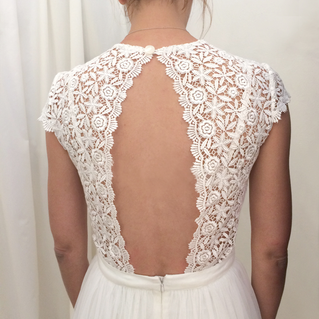 Rückenfreies Brautoberteil zu einem zweiteiligen Hochzeitskleid, aus wunderschöner schwerer Spitze.
Brautzweiteiler nach Wunsch in München angefertigt.