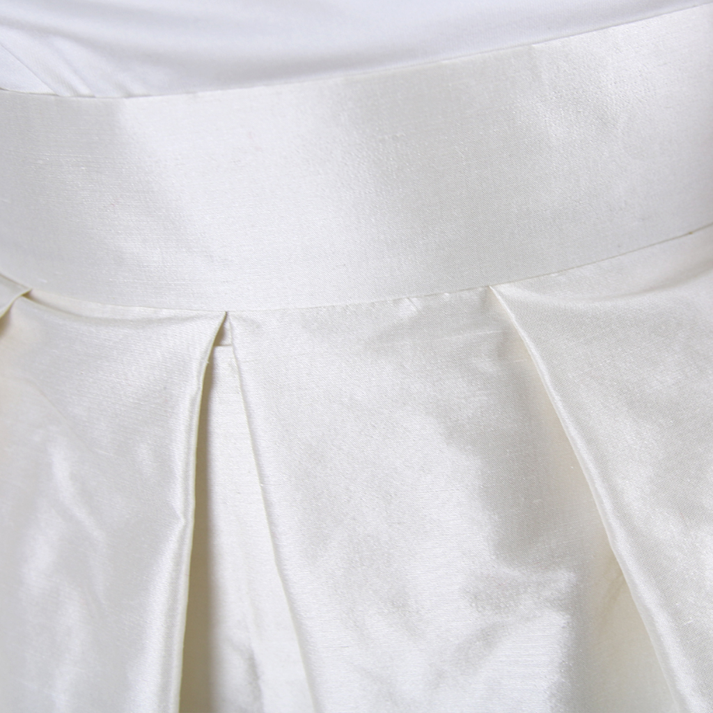 Das natürliche Brautkleid aus Seide kann nach der Hochzeit gefärbt oder umgearbeitet werden, das nachhaltige Hochzeitskleid aus München.