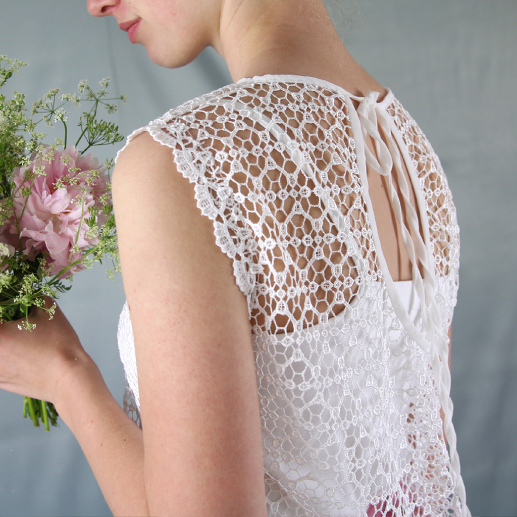 Der freie Rückenausschnitt bei deinem Hochzeitskleid ist individuell. Du darfst die Tiefe und Optik bestimmen.