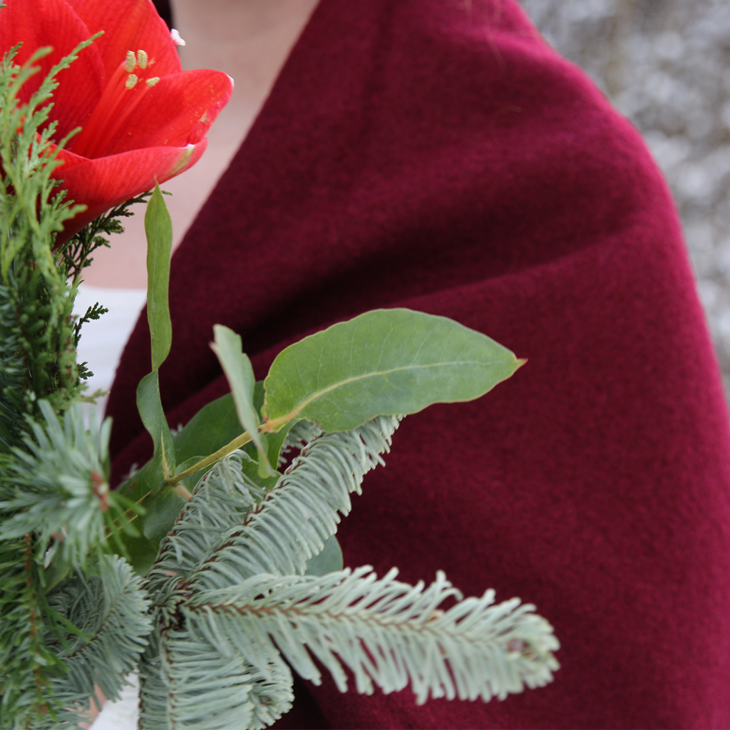 Die Wollstola in rot für eine romantische Winterhochzeit