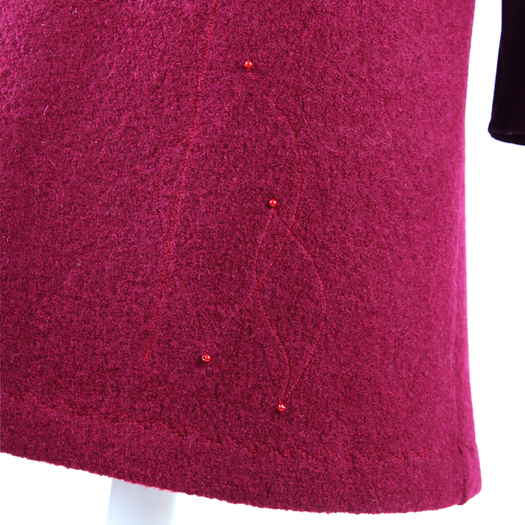 roter Wollrock mit kleiner dezenter Perlenstickerei als besonderes Detail