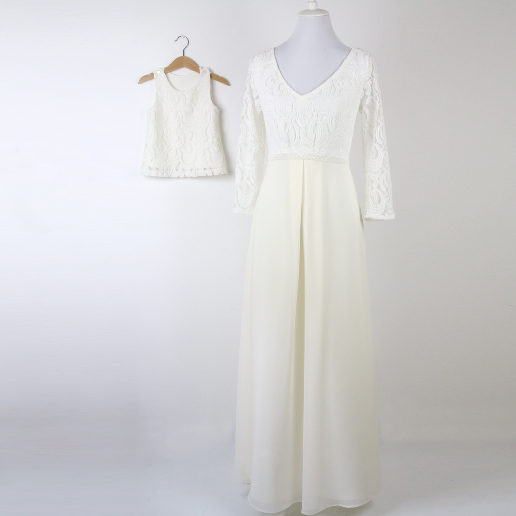 Tiefer Ausschnitt für das Brautkleid im Bohostil. Brautmode und Standesamtkleider aus München