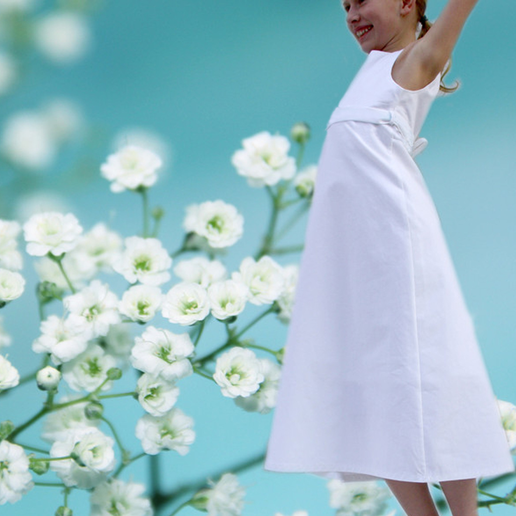 elegantes schlichtes weißes Mädchenkleid