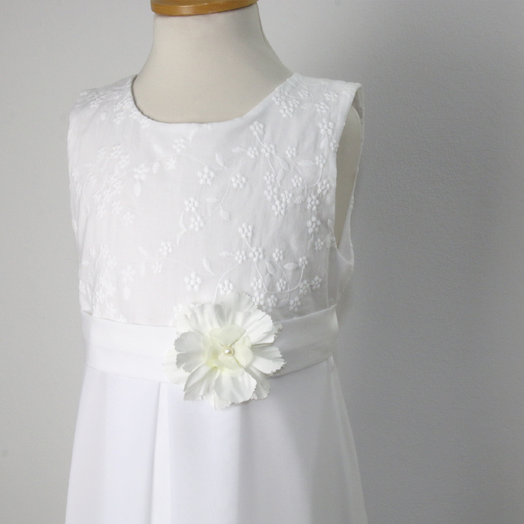 wunderschöne Baumwollstickerei in weiß zum Mädchenkleid für die Kommunion2022