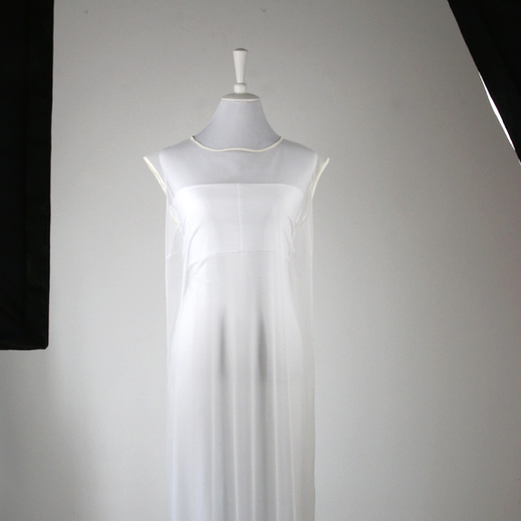 Ein schlichtes Brautkleid im avantgardistischen Stil. Brautkleider aus München.