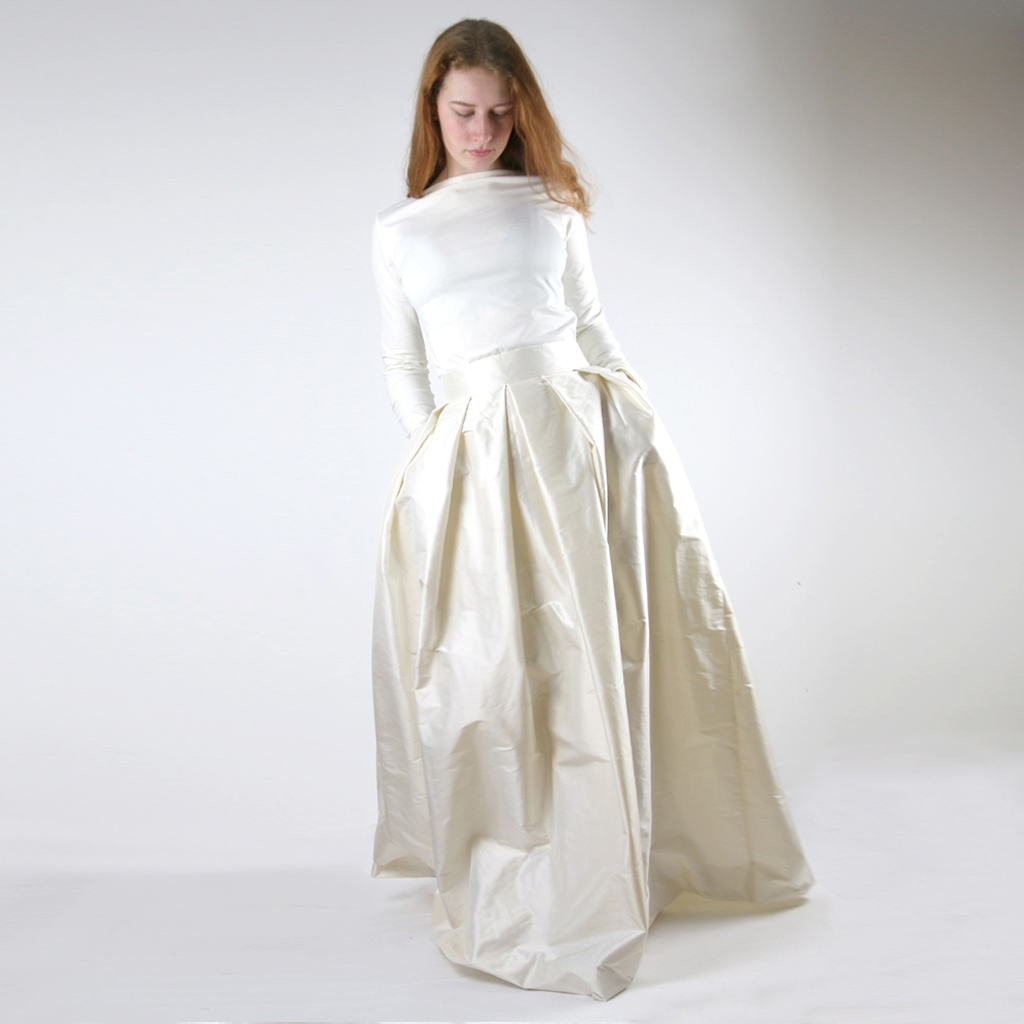 Ein langer seiden Brautrock ist besonders Elegant. Schlicht und elegant Brautmode aus München