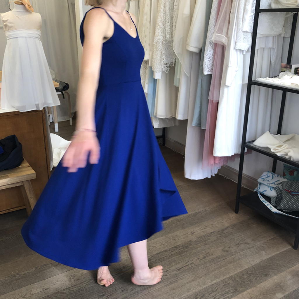 schwingendes blaues Kleid aus München