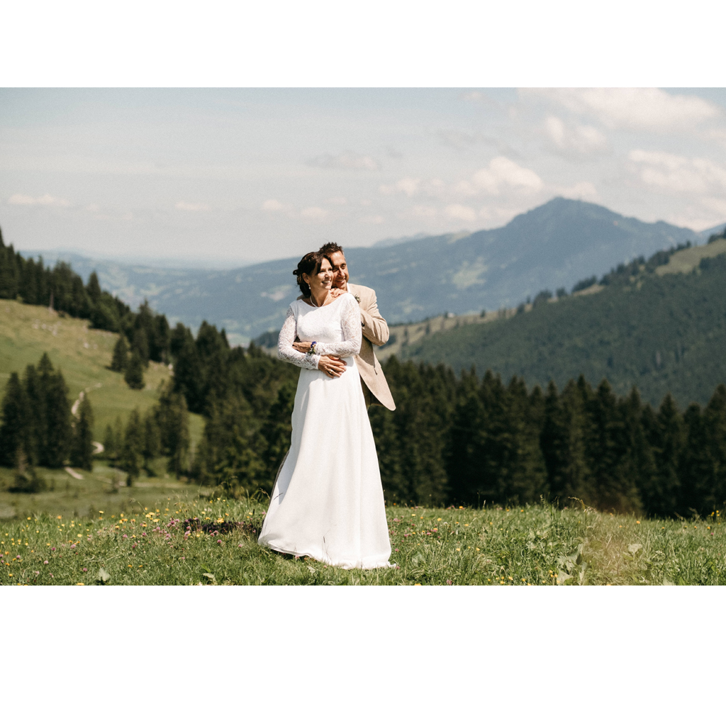 ein Langes Hochzeitskleid für eine Traumhochzeit in den Bergen