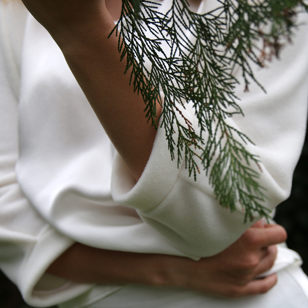 kleine Brautjacke aus weichem warmen Fleece Stoff, perfekt für die Winterhochzeit