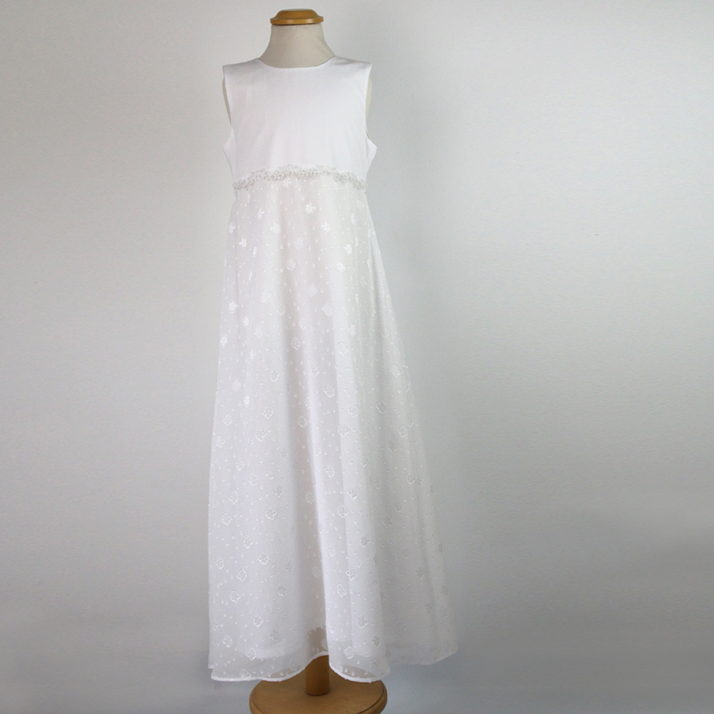 Ein elegantes weißes Mädchenkleid mit Perlenborte