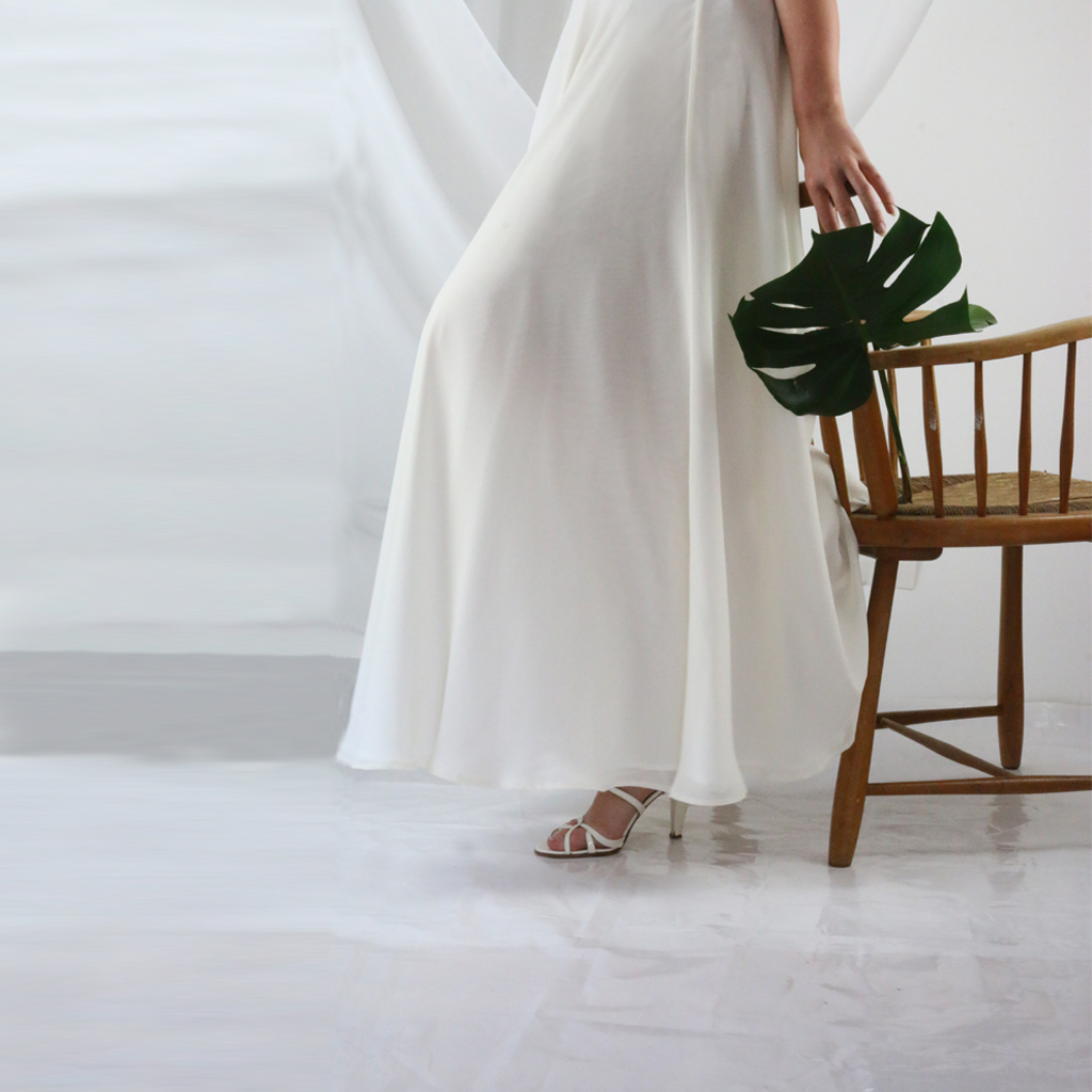 Standesamtliches Brautkleid mit fließendem Brautrock und Spitzen Body im Clean Chic