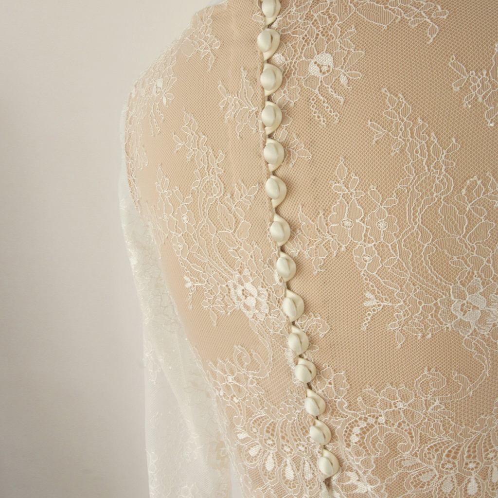 Hochzeitskleid mit Schlingenverschluss im Rücken aus feiner Spitze