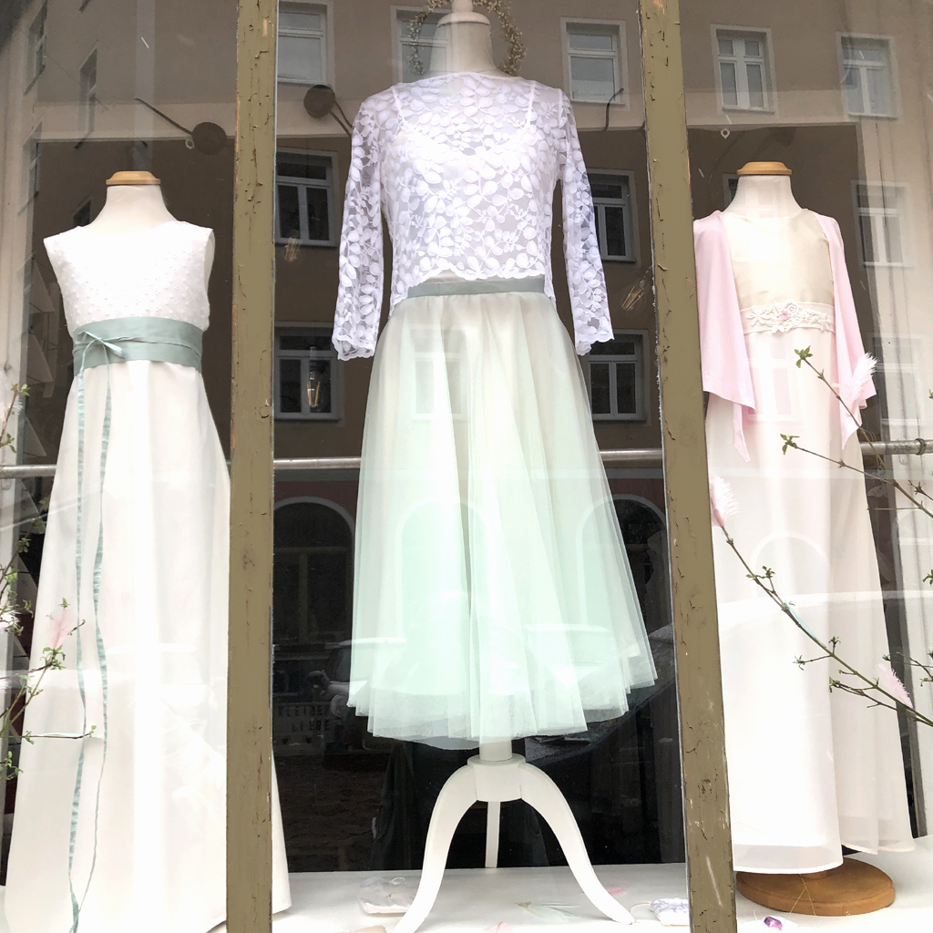 schlichte Kommunionkleider und Blumenmädchenkleider aus München