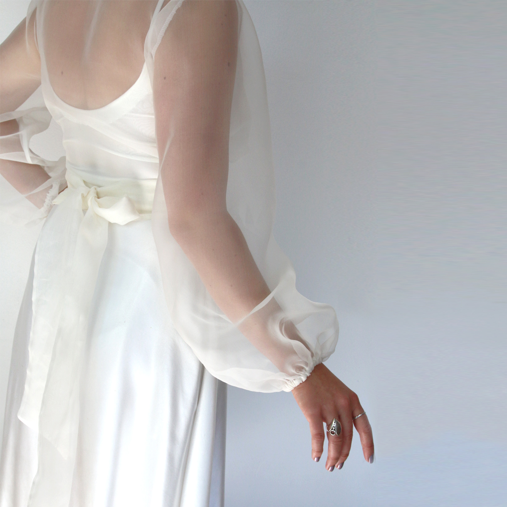 wickelbluse weiß mit weiten langen ärmeln zur hochzeit