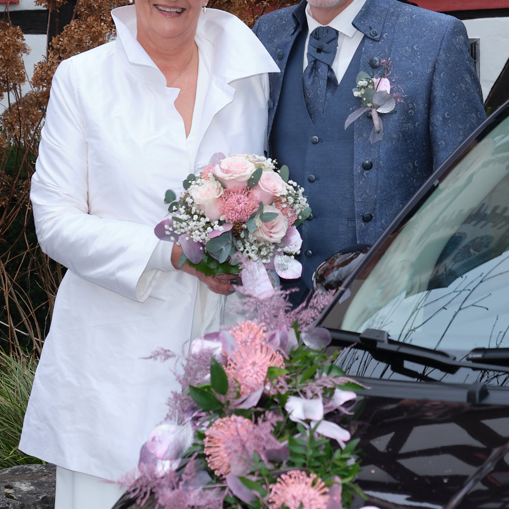 real Bride im Seidenmantel in ivory