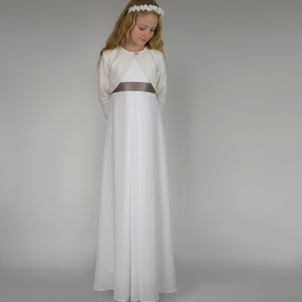 ein Kommunionset mit langen Kommunionskleid und kurzer Jacke mit Spitze
