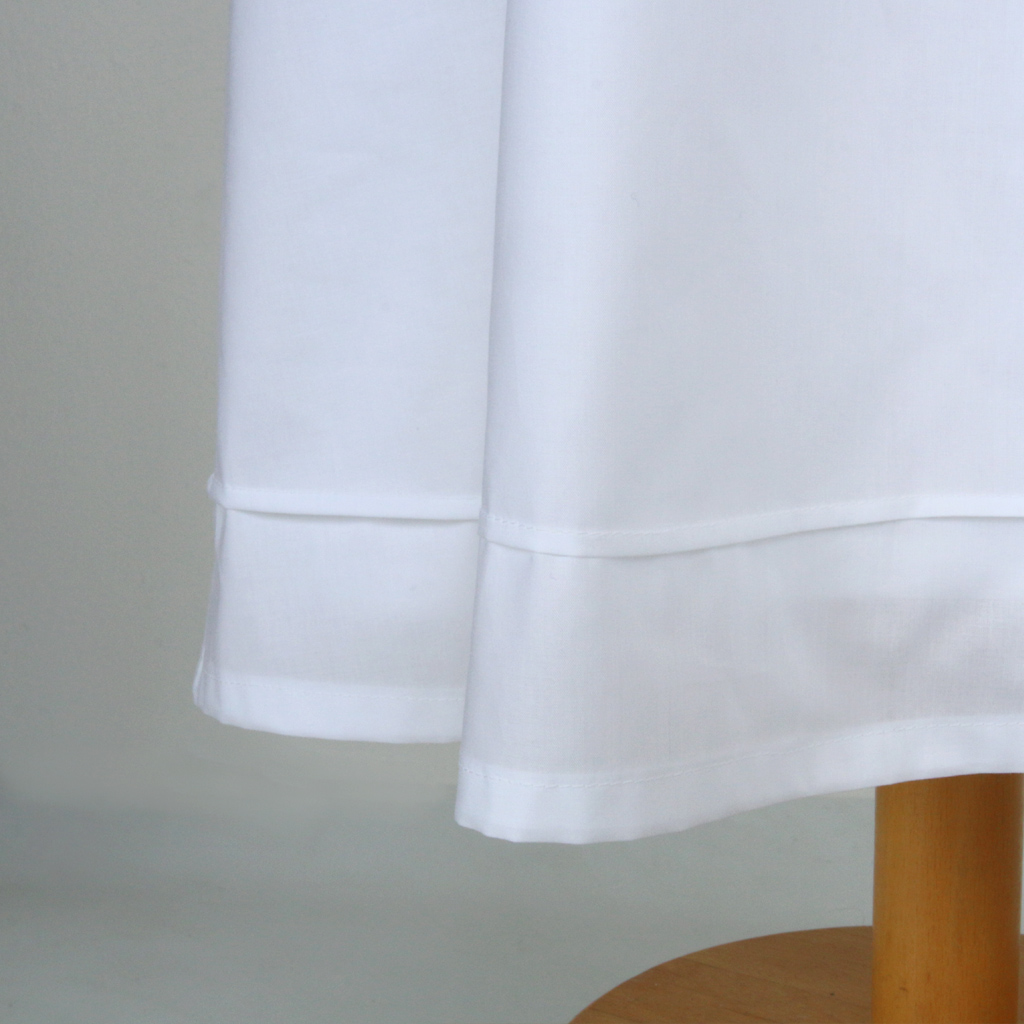 Baumwollkleid mit Lochstickerei und Biesensaum als natürliches Kommunionkleid