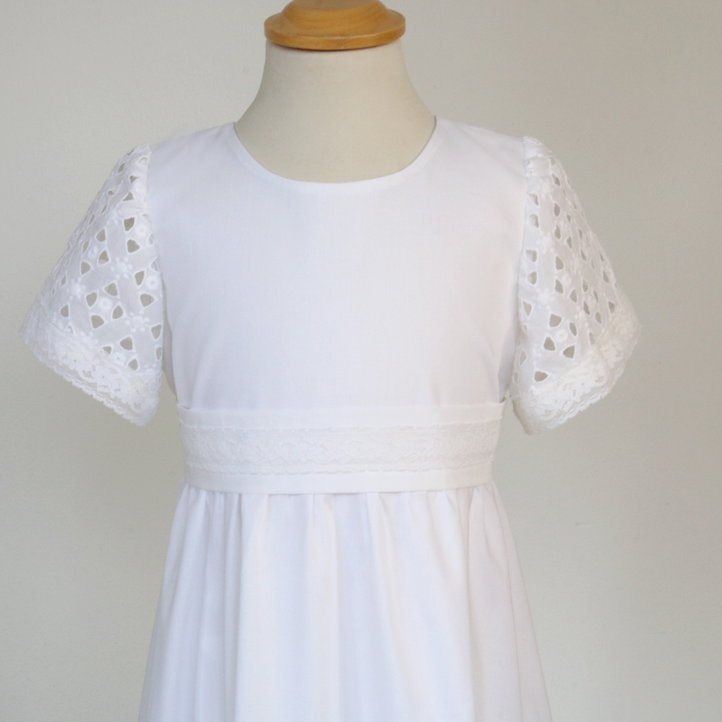 Lochstickerei  beim Erstkommunionskleid aus München