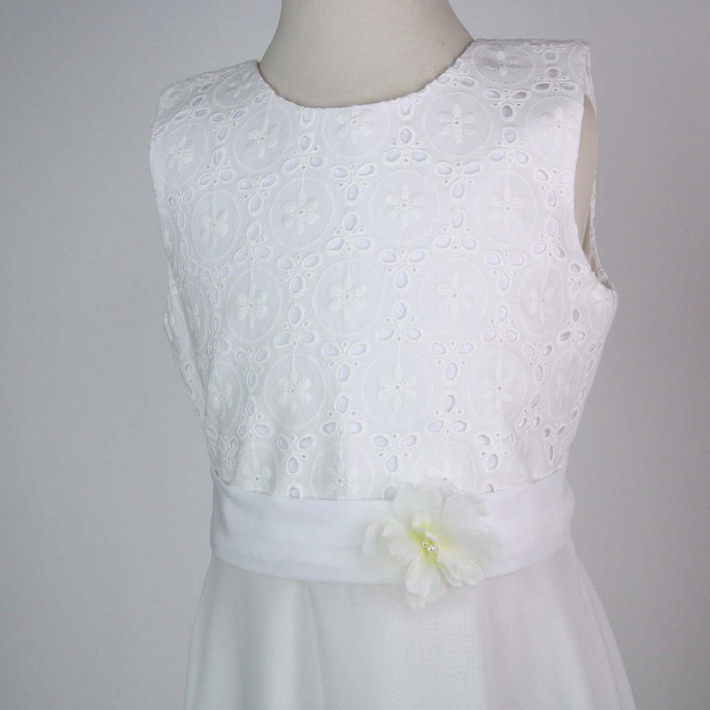 Lochstickerei im Mädchenkleid für Kommunion 2026