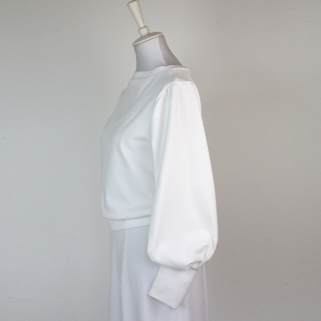 kurzer weißer Pullover für die Winterhochzeit