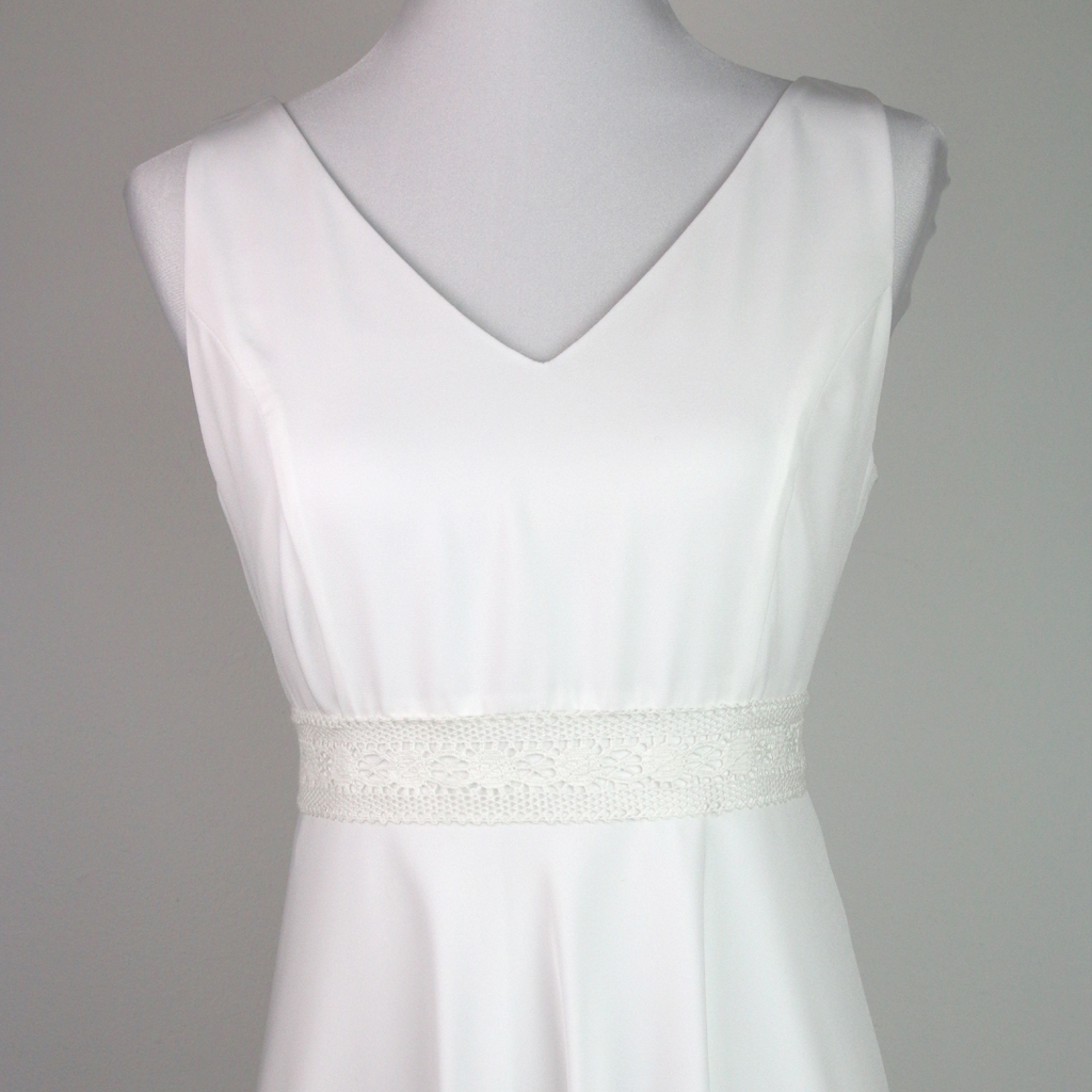 taillenbetonung mit Spitzenborte an diesem puren Hochzeitskleidleid