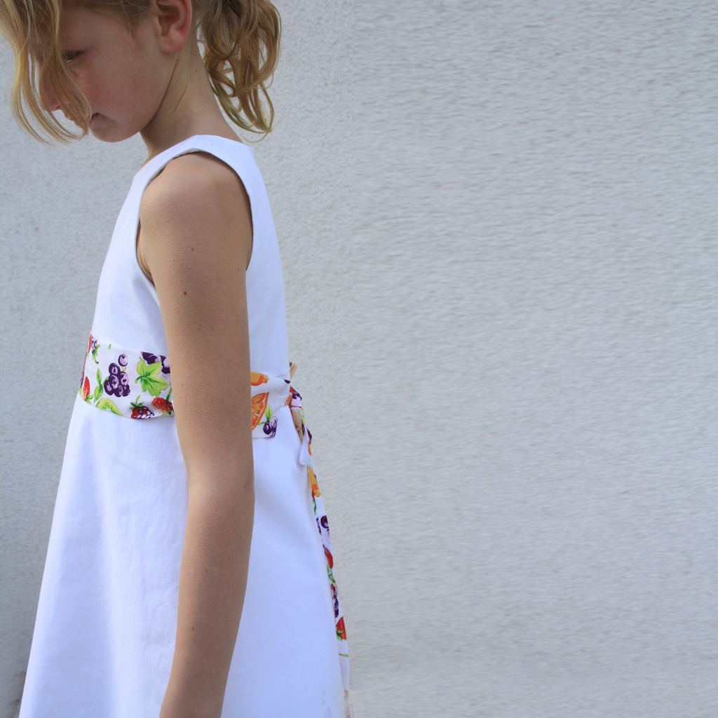 weißes Sommerkleid als Kommunionkleid