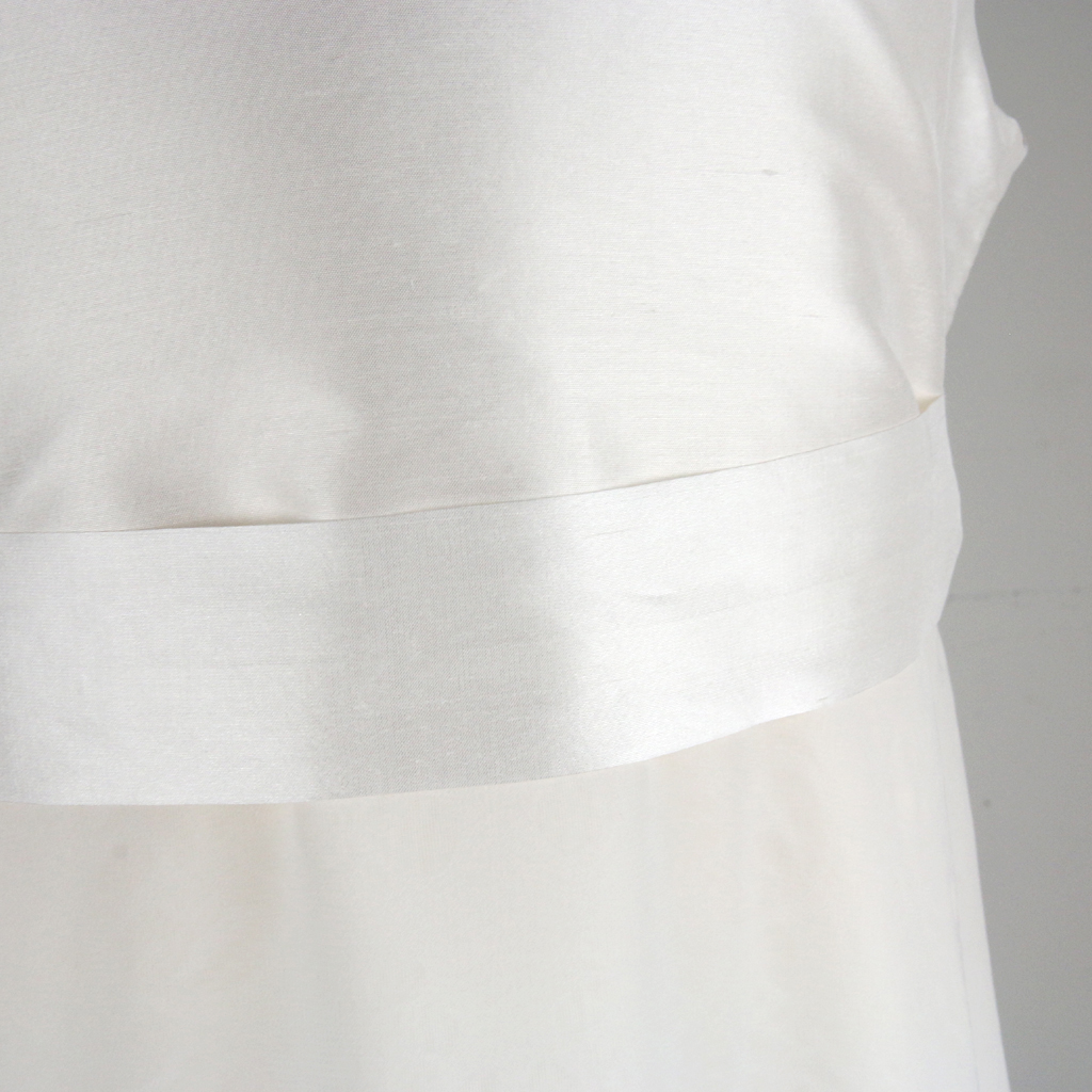 Seidenoberteil für das schlicht minimalistische Kommunionskleid
