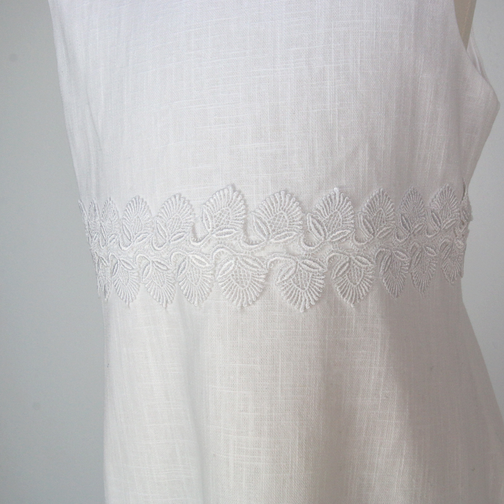 besondere Borte auf natürlichem Kommunionkleid