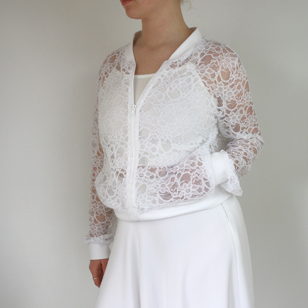 weiße Spitzenjacke zum modernen Standesamtlook