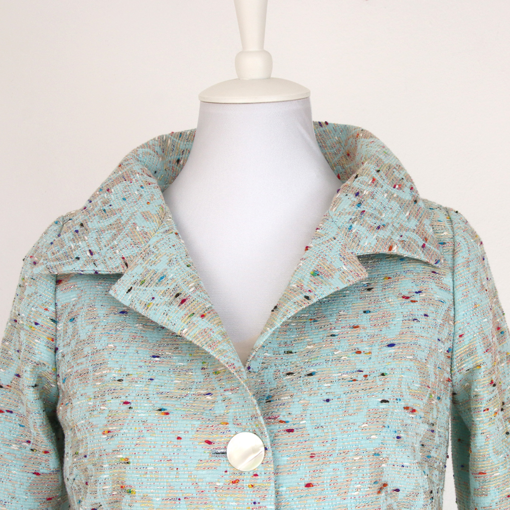 großer Kragen für den leichten eleganten Mantel. 