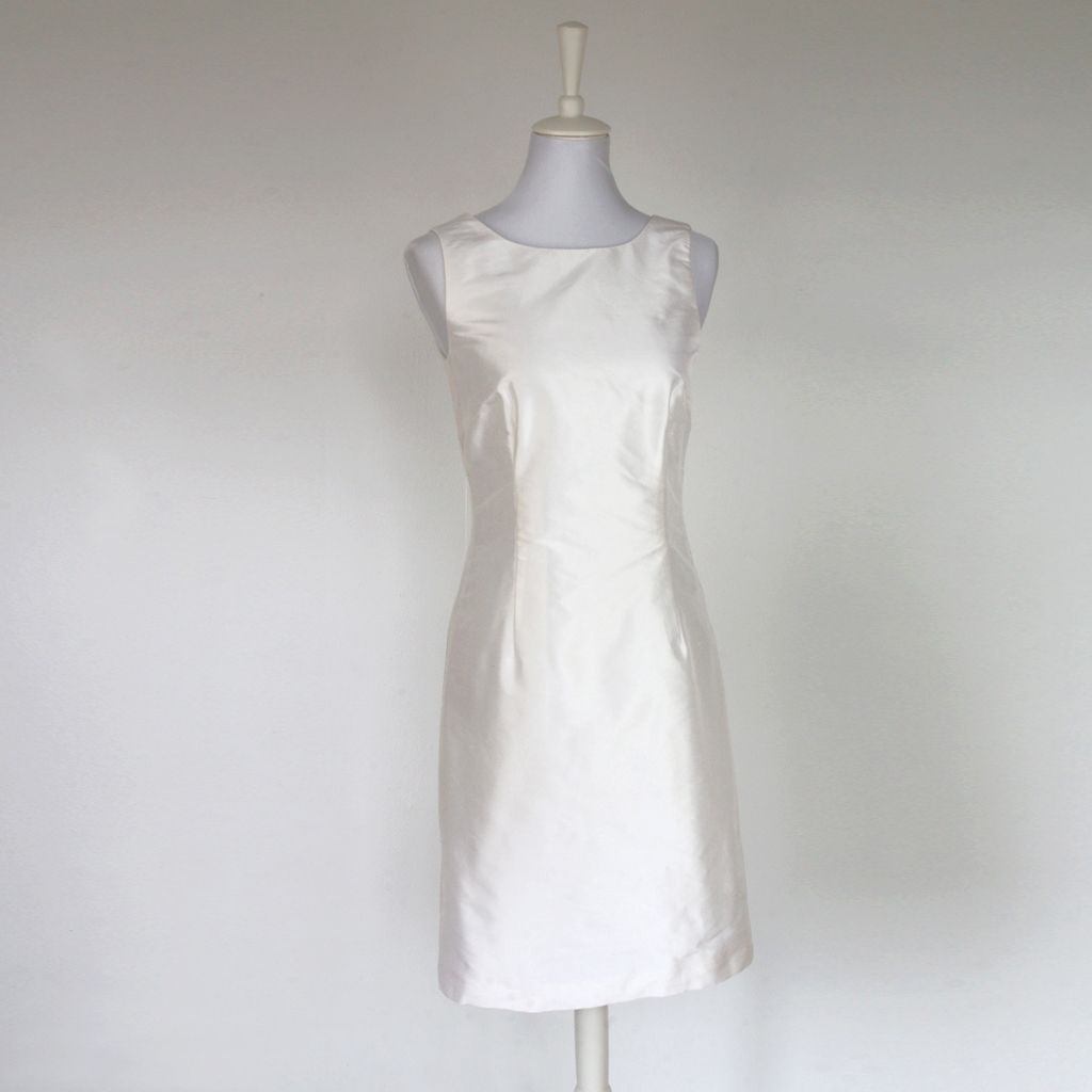 Seiden Brautkleid München im minimalistischen cleanen Stil