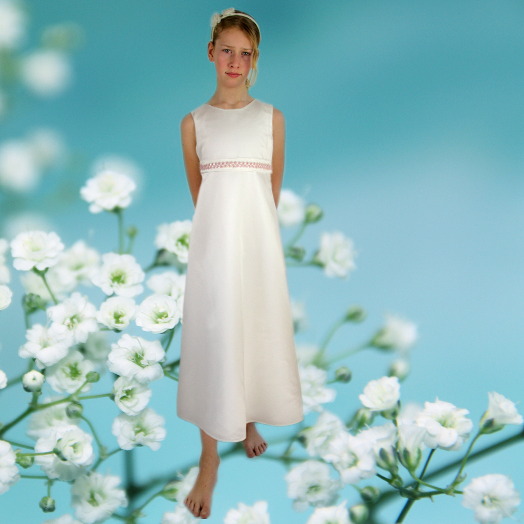 schlichtes Kommunionkleid im natürlichen Satinstoff.